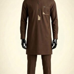 Homme portant un ensemble traditionnel africain 2 pièces en coton haut de gamme, idéal pour les cérémonies religieuses comme la Korité et la Tabaski au Sénégal.