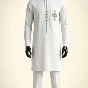 Homme habillé en tenue traditionnelle 2 pièces pour la prière et les fêtes religieuses de Korité et Tabaski.